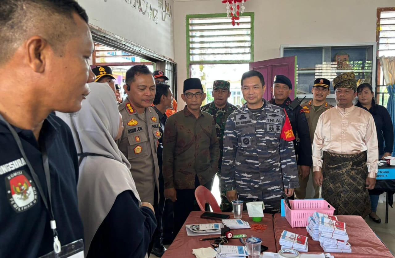 Danlanal Tarempa Bersama Forkopimda Tinjau TPS Pilkada 2024 di Kepulauan Anambas