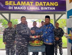 Komandan Beserta Prajurit Lanal Bintan Berikan Ucapan Selamat Kepada PNS Menyambut HUT KORPRI