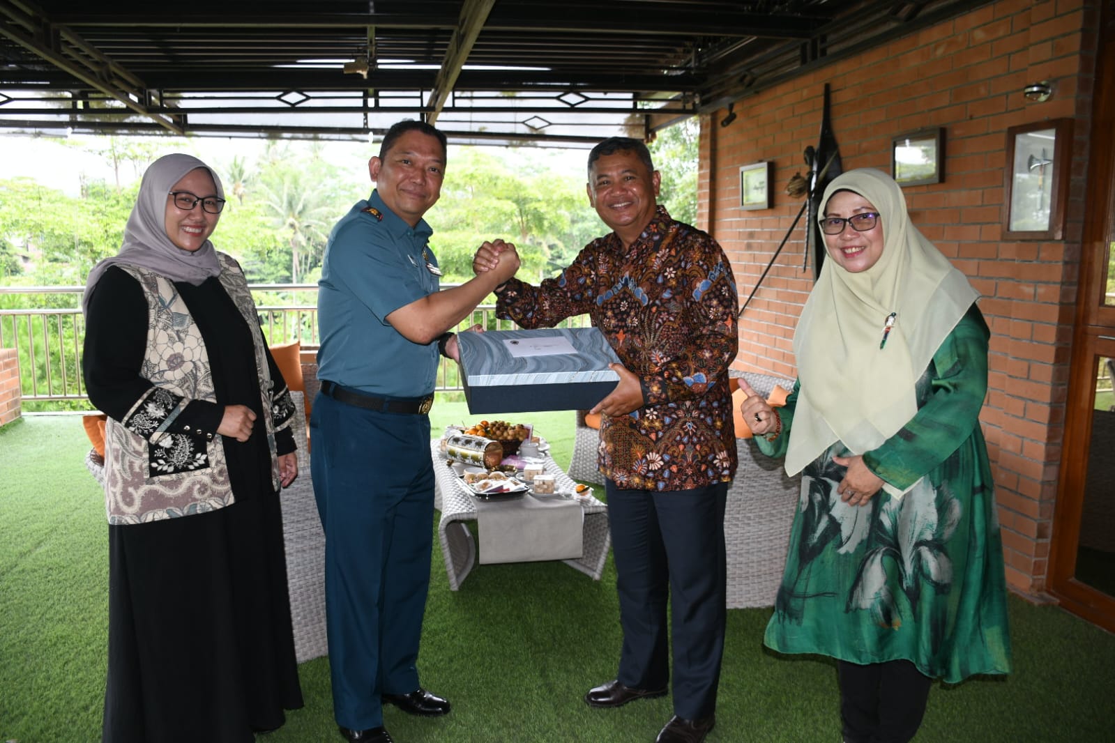 Peringati Hari Armada RI Tahun 2024, Komandan Lanal Bandung Anjangsana Ke Pangarmabar/Pangarmada I Laksamana Madya TNI (Purn) Achmad Taufiqoerrochman