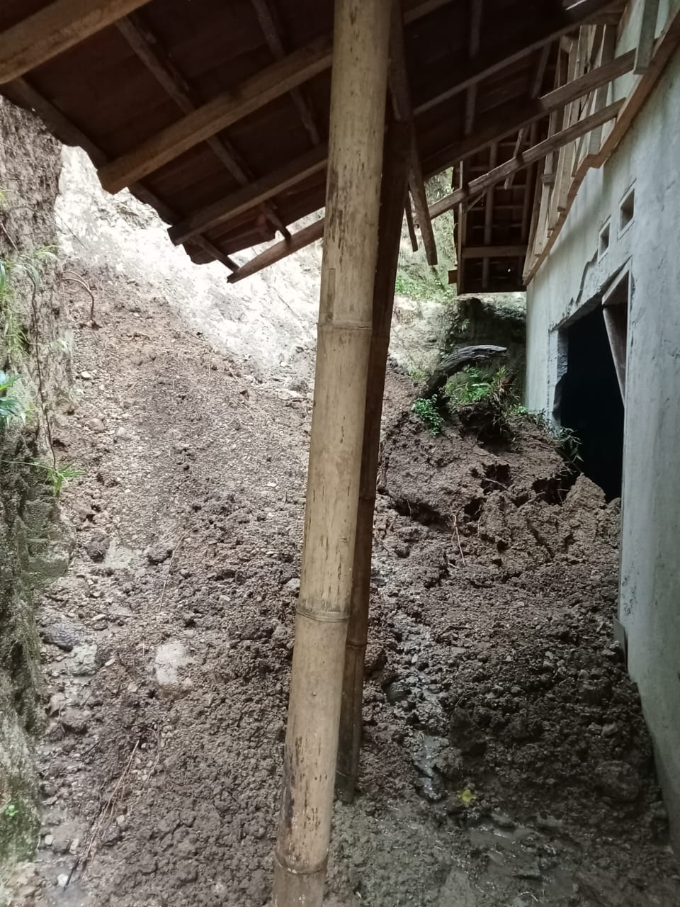 Longsor Akibat Hujan, Timpa 3 Rumah Warga Di Cilograng