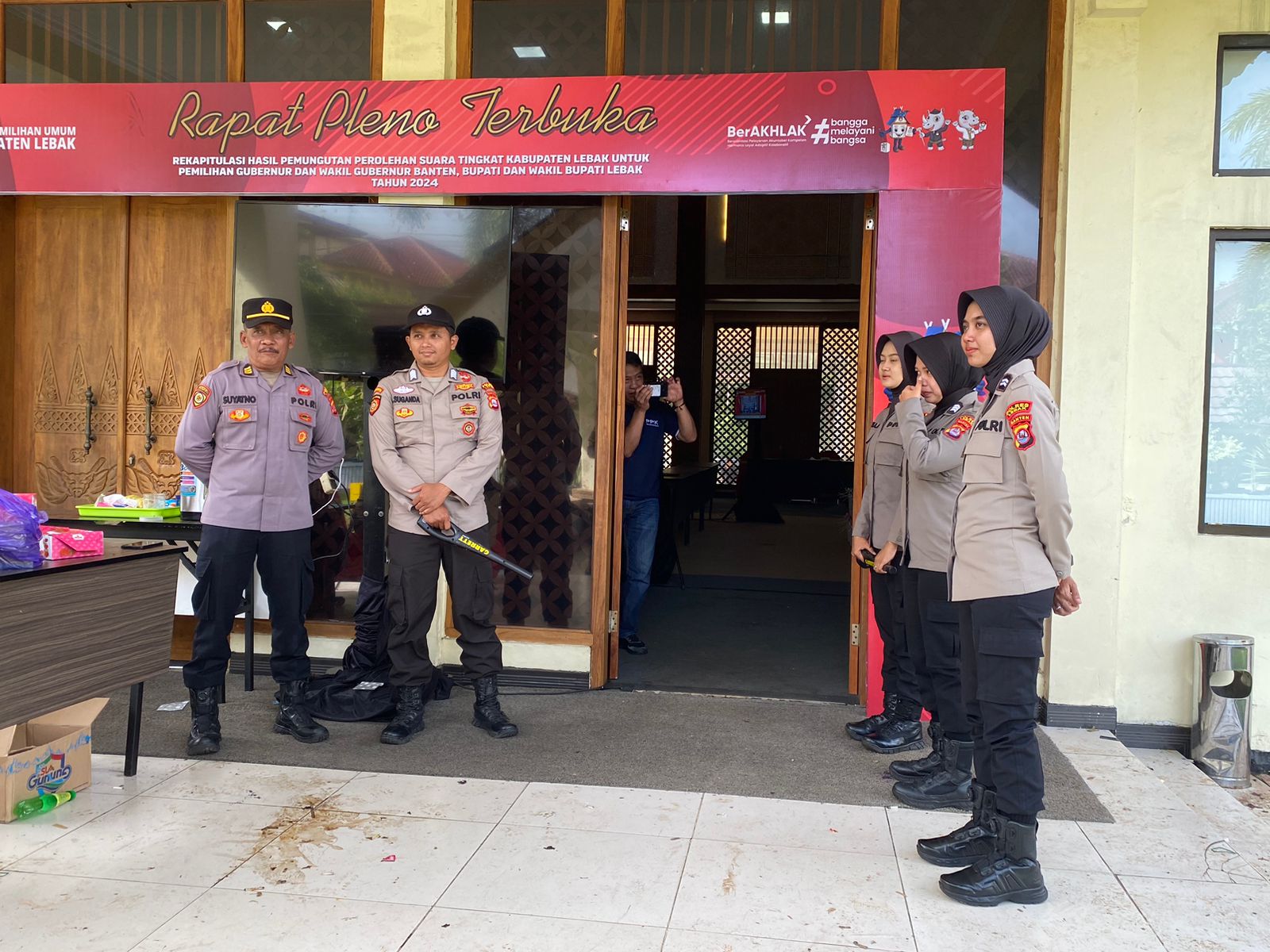 Pastikan Aman dan Terkendali Kabag Ops Polres Lebak Pimpin Pengamanan Hitung Suara Tk. KPU Lebak