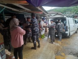 Pangkalan TNI AL Bandung Kerahkan Personel Satgas Siaga Bencana Bantu Evakuasi Korban Banjir di Desa Ciemas