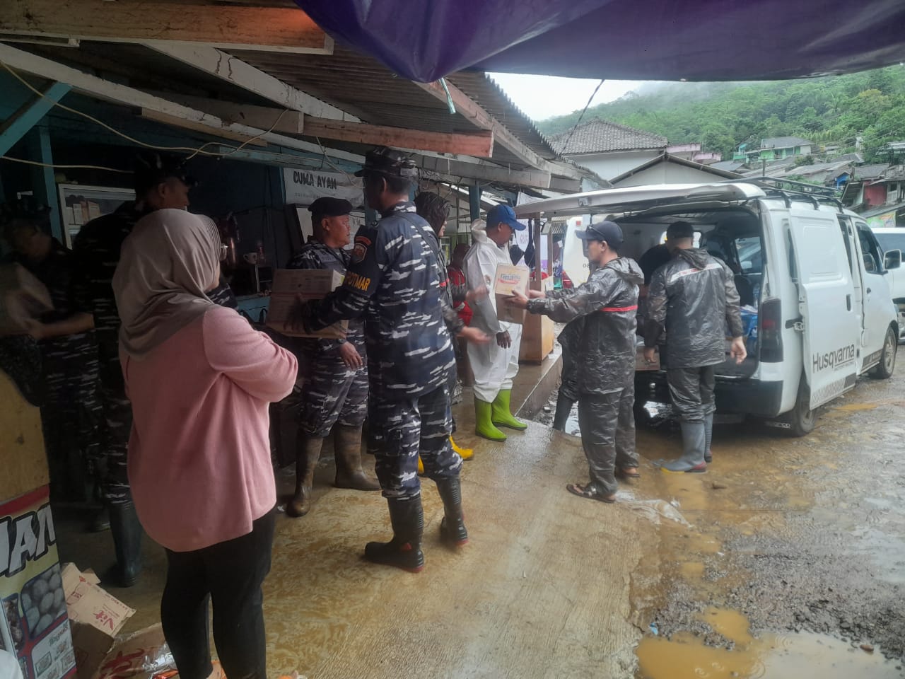 Pangkalan TNI AL Bandung Kerahkan Personel Satgas Siaga Bencana Bantu Evakuasi Korban Banjir di Desa Ciemas