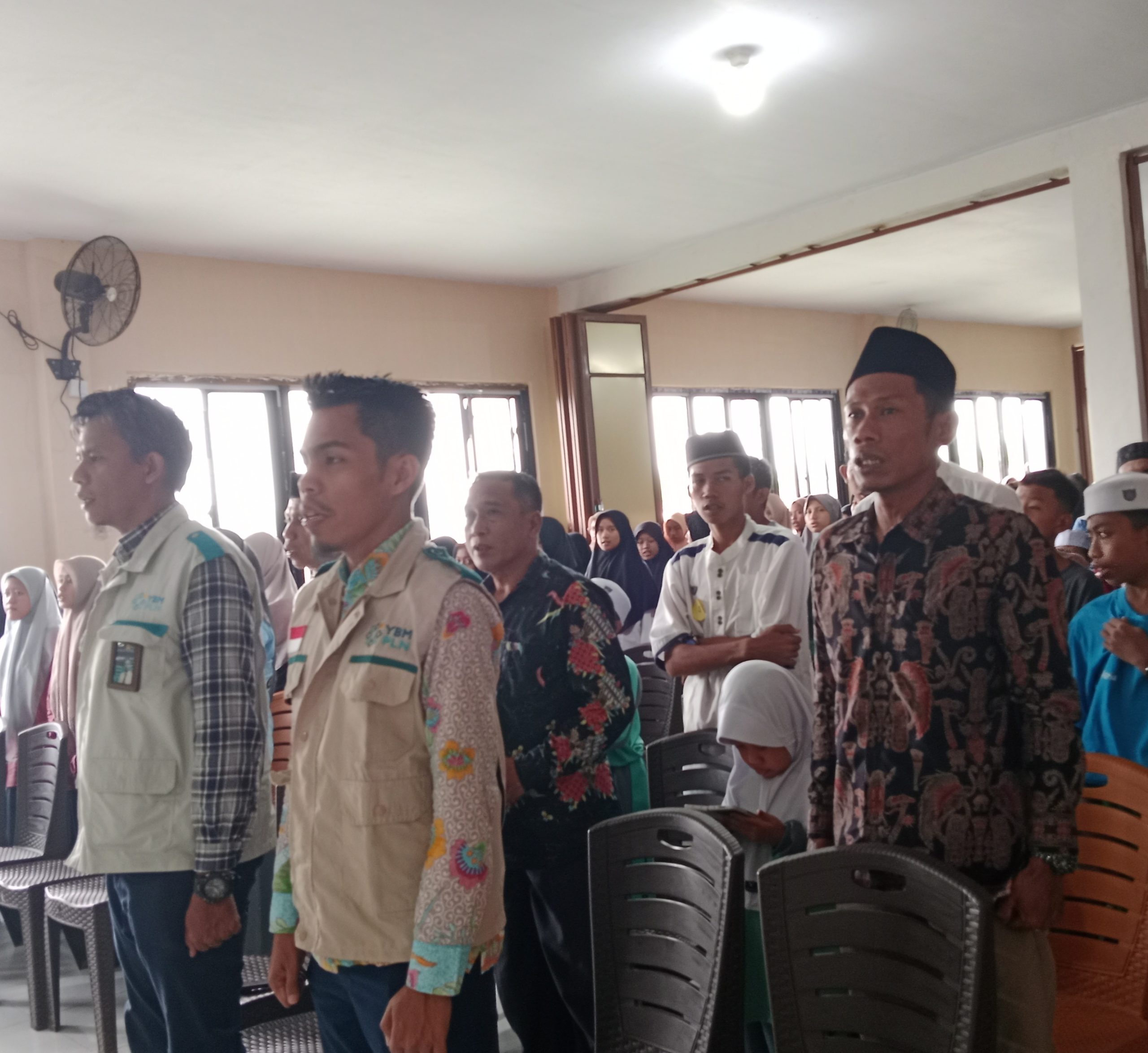 YBM PT PLN Persero Sulselbar Berikan Sembako Secara Simbolis Ke Pondok Pesantren Raudhaturrasyidin DDI Cambalagi Maros
