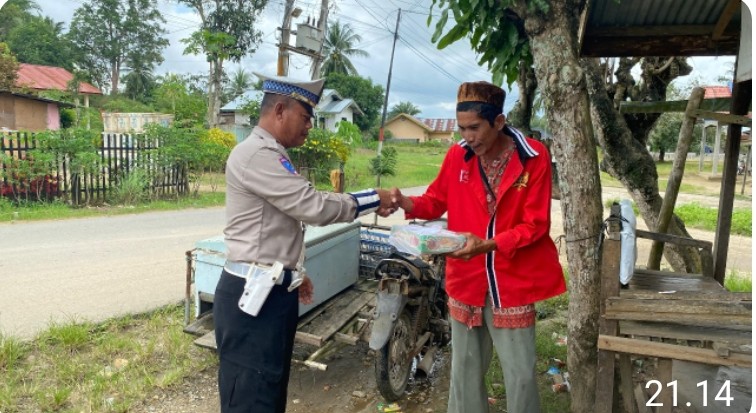 Jumat Berkah, Satlantas Polres Aceh Timur Membagikan Nasi Kotak Kepada Pengguna Jalan