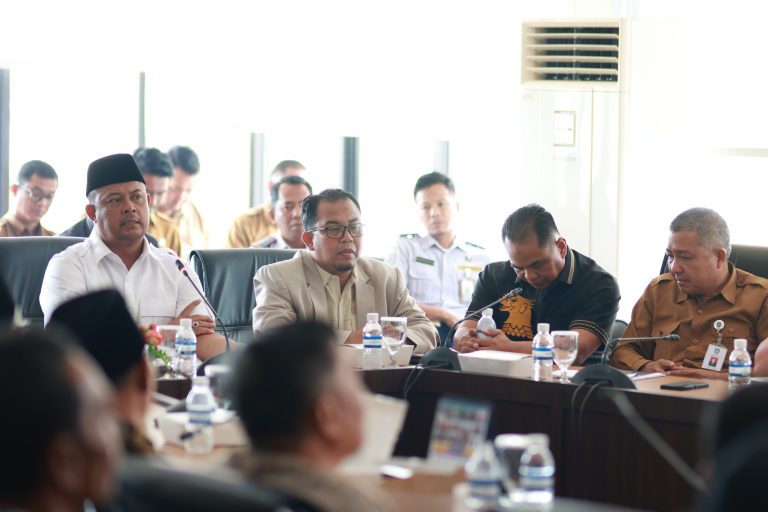 Ketua DPRD Provinsi Kepri H Imam Sutiawan Memimpin Langsung Rapat Dengar Pendapat RDP Bersama Gerakan Bersama (Geber) Penyelamatan Pelantar Kuning Pulau Penyengat
