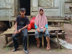 Kisah Pilu Seorang Pedagang Opak Keliling Desa Curugpanjang Bertahan di rumah Tidak Layak Huni