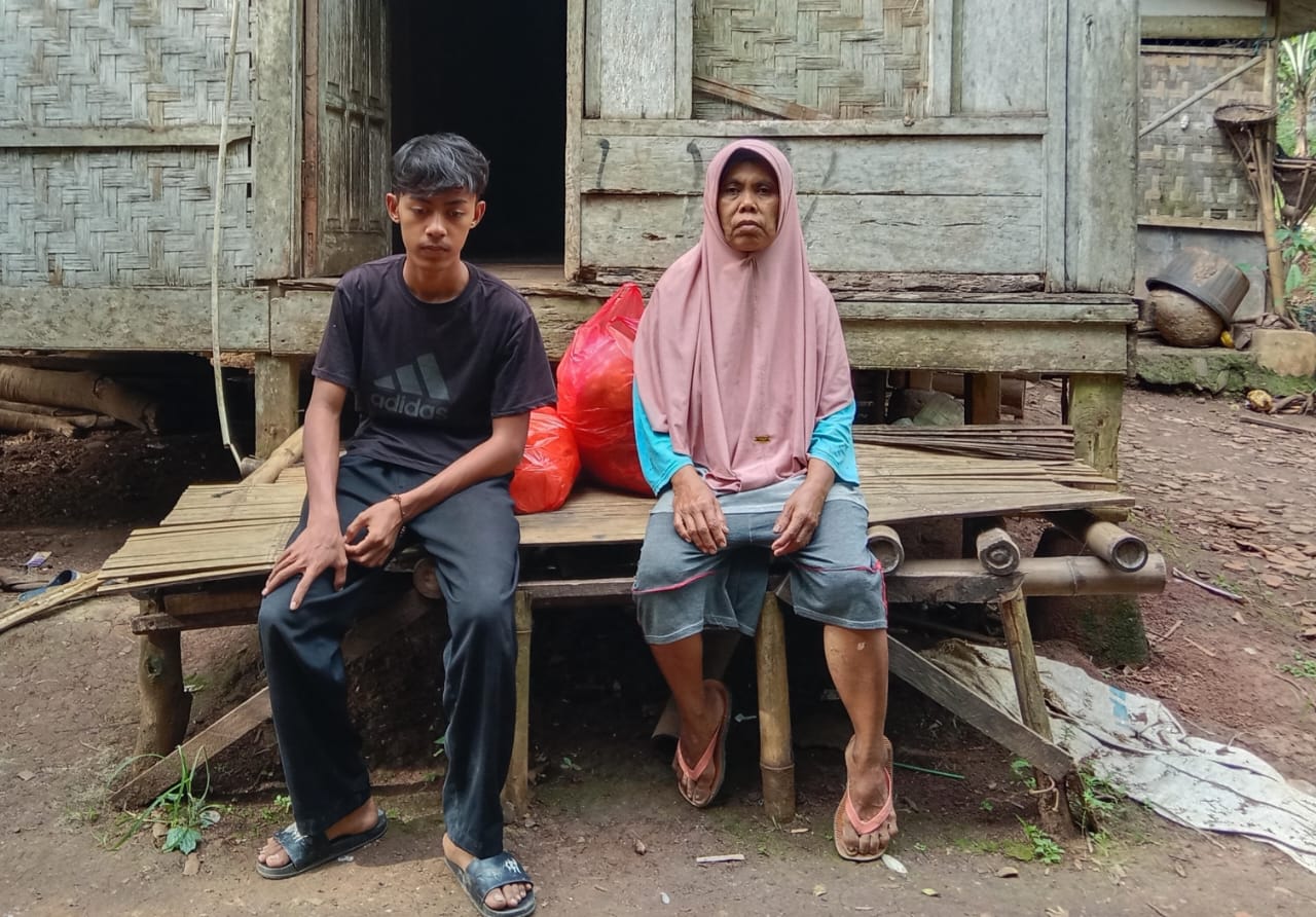 Kisah Pilu Seorang Pedagang Opak Keliling Desa Curugpanjang Bertahan di rumah Tidak Layak Huni