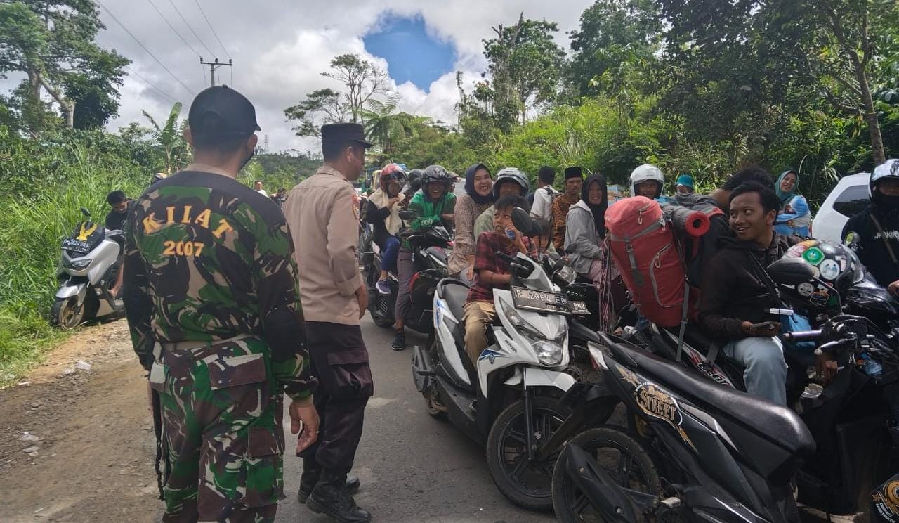 Bhabinkamtibmas dan Babinsa Tanggamus Amankan Pemasangan Dinding Penahan Jalan Ulu Belu