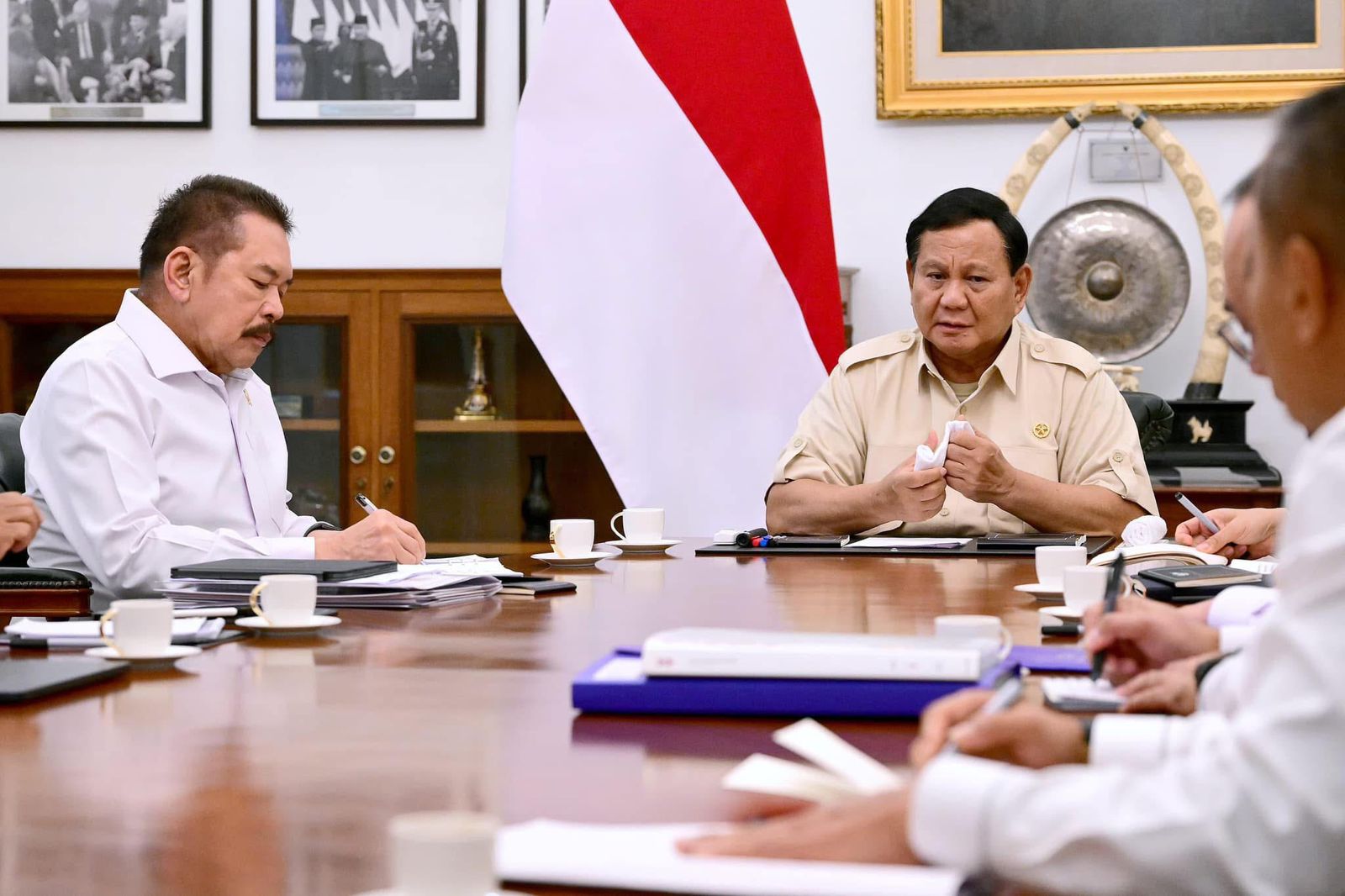 Presiden Prabowo Subianto memanggil Jaksa Agung beserta seluruh Jaksa Agung Muda ke Istana Merdeka, pada Senin, 13 Januari 2025.