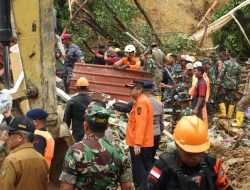 Respon Cepat Polda Kepri Evakuasi Bencana Alam Tanah Longsor yang Menimpa Rumah Warga di Tiban Koprasi