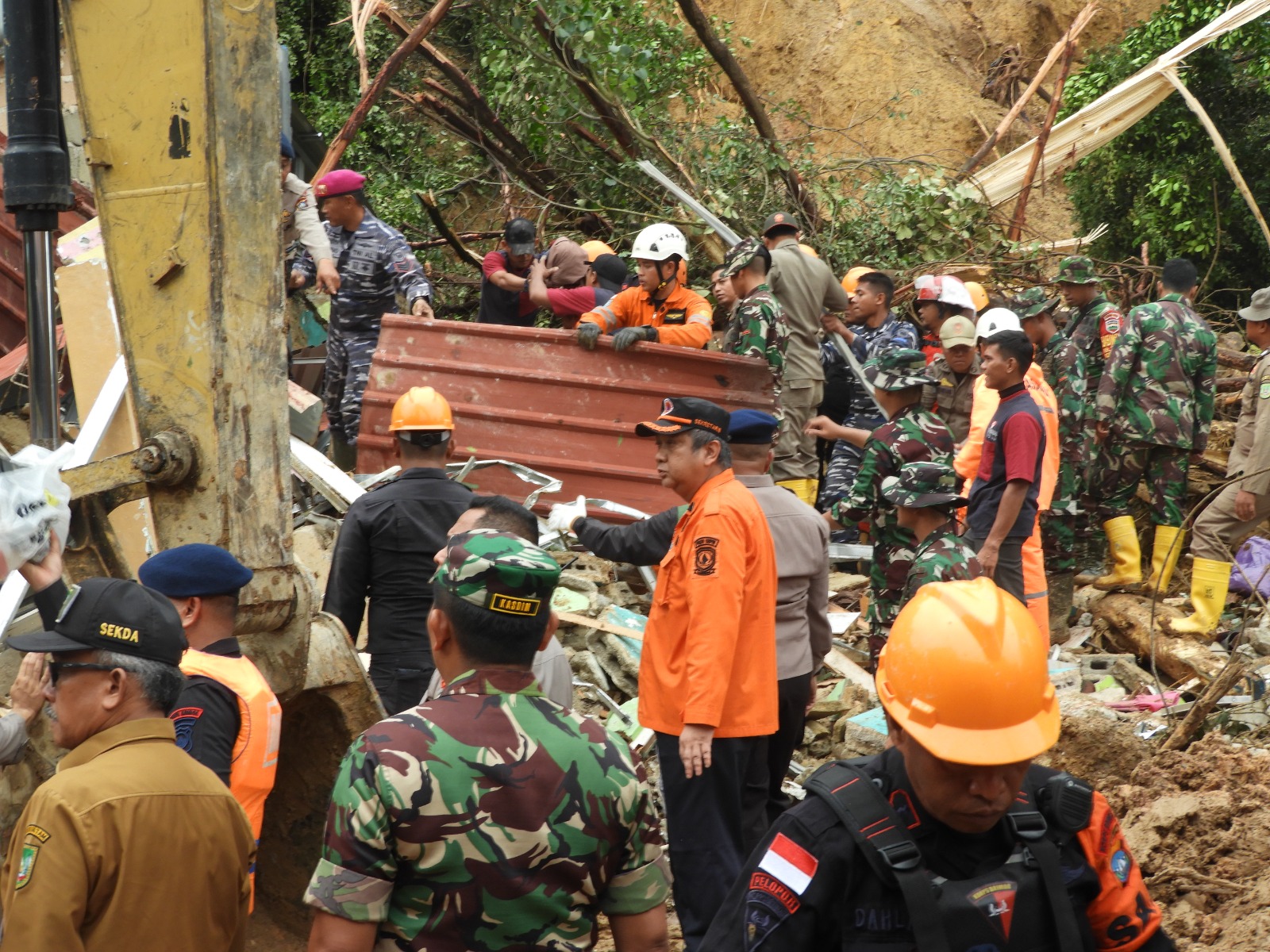 Respon Cepat Polda Kepri Evakuasi Bencana Alam Tanah Longsor yang Menimpa Rumah Warga di Tiban Koprasi