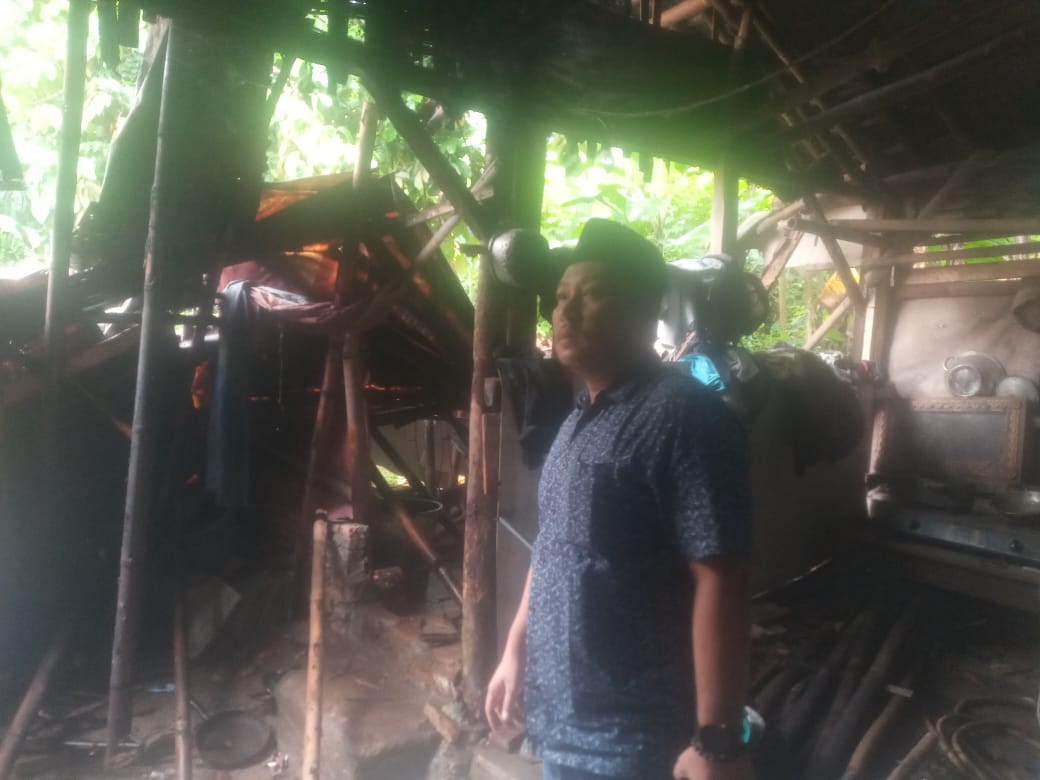 Kepala Desa Tambak Baya Tinjau Rumah Dapur Yang Ambruk di Kampung Cibulung