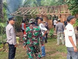 Rumah Surtini Dibedah, Polres Tanggamus Bersama Warga Gelar Pembongkaran