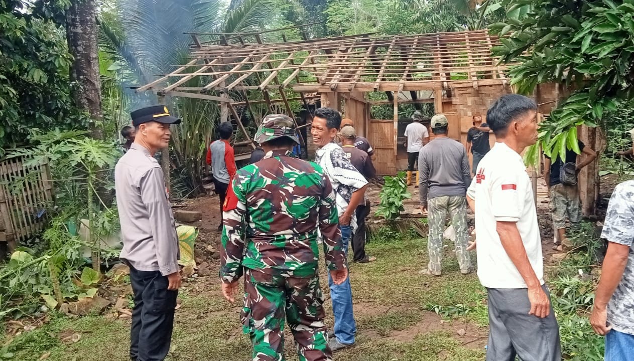 Rumah Surtini Dibedah, Polres Tanggamus Bersama Warga Gelar Pembongkaran