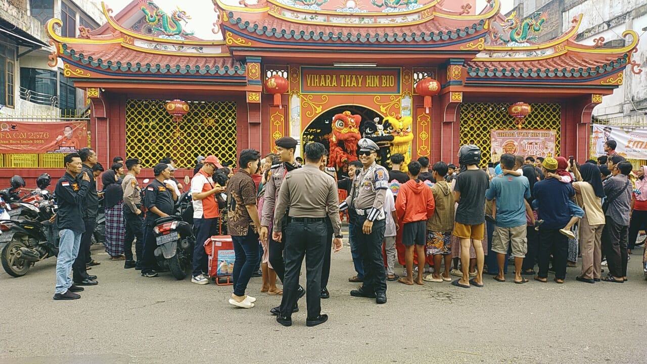 Ratusan Warga Lampung Antri Pembagian Angpau, Polda Lampung Pastikan Kegiatan Berlangsung Lancar!