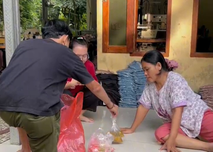 Luar Biasa Seorang Tiktoker Rizky Permana dan Ema Otih Berbagi Baso Dihari Jumat Barokah