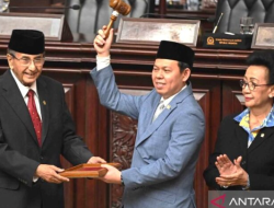 Ismeth Abdullah (kiri) saat Sidang Paripurna Pemilihan Pimpinan DPD RI, Ekspor PLTS ke Singapura, Peluang Sejahterakan Masyarakat Pulau-Pulau di Provinsi Kepri