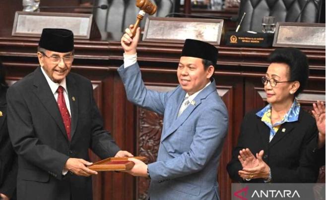 Ismeth Abdullah (kiri) saat Sidang Paripurna Pemilihan Pimpinan DPD RI, Ekspor PLTS ke Singapura, Peluang Sejahterakan Masyarakat Pulau-Pulau di Provinsi Kepri