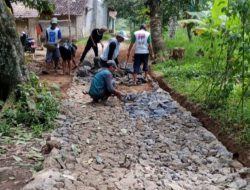 Kerja Bakti Pembangunan Jalan Lingkungan Kampung Kalanganyar RT 03 RW 01