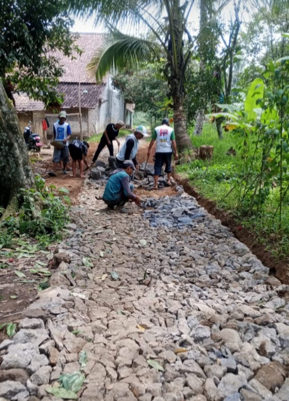 Kerja Bakti Pembangunan Jalan Lingkungan Kampung Kalanganyar RT 03 RW 01