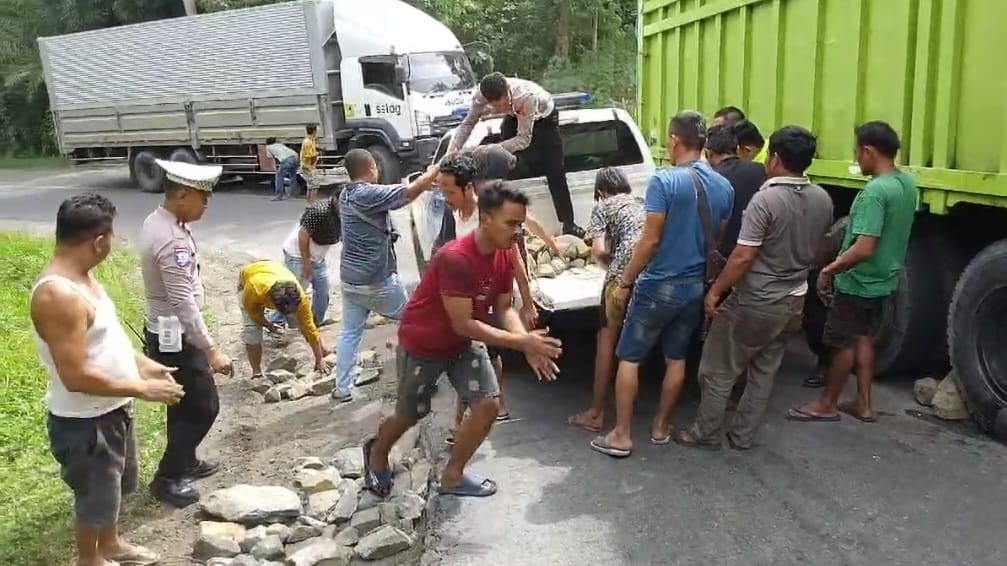 Truk Tronton yang Rusak di Tanjakan Sedayu Sebabkan Gangguan Arus Lalu Lintas