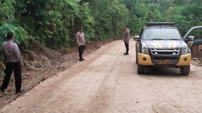 Patroli Dialogis dan Monitoring Kapolsek Wonosobo Tinjau Langsung Perbaikan Jalan Blok Reg 39 BNS
