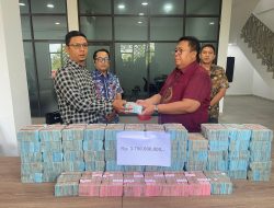 Kejati Kepri Menerima Uang Pengembalian Kerugian Keuangan Negara Sebesar Rp. 3,75 Milyar Dari Tersangka SY Dalam Perkara Tipikor PNBP