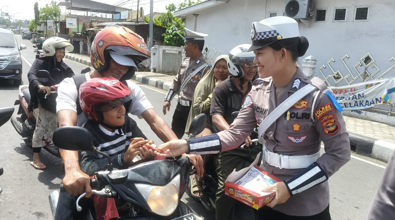 Hari Kedua Operasi Keselamatan Krakatau 2025, Polres Tanggamus Berikan Hadiah bagi Pengendara Tertib Lalu Lintas
