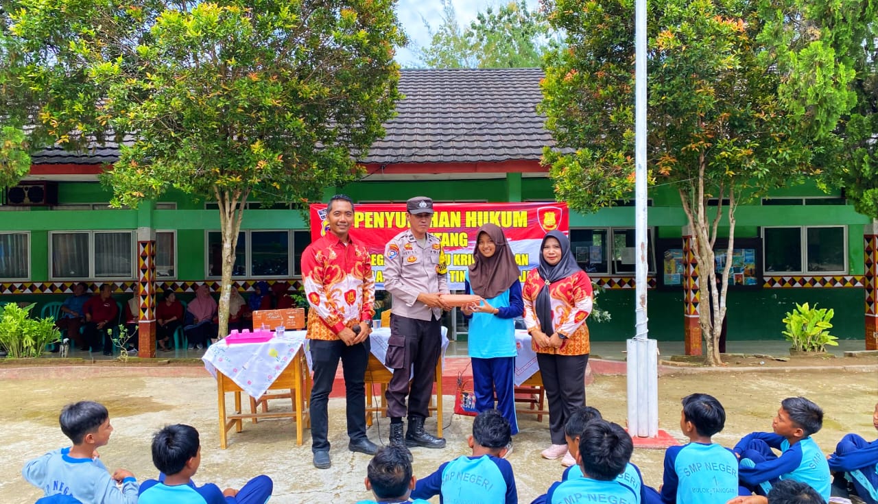 Sikum Polres Tanggamus Gelar Penyuluhan Hukum di SMPN 1 Bulok