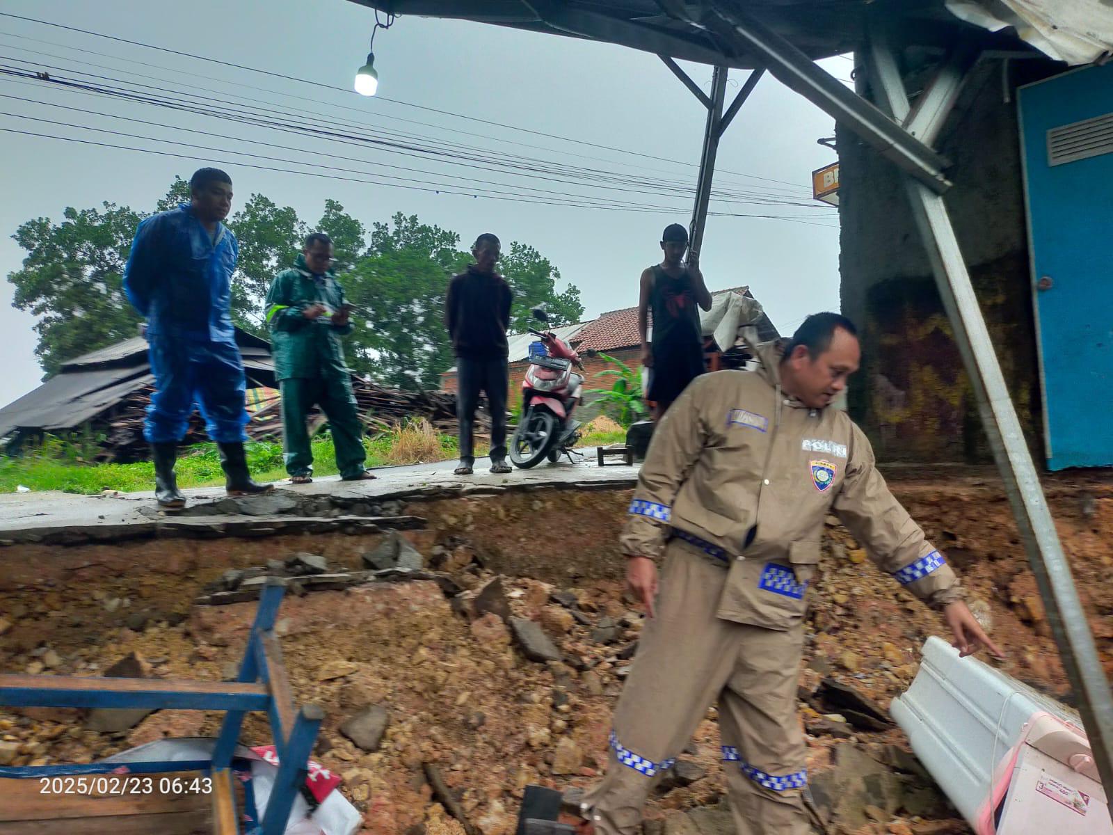 BREAKING NEWS : Hujan Kembali Guyur Bandar Lampung, Satu Bangunan Bengkel Amblas
