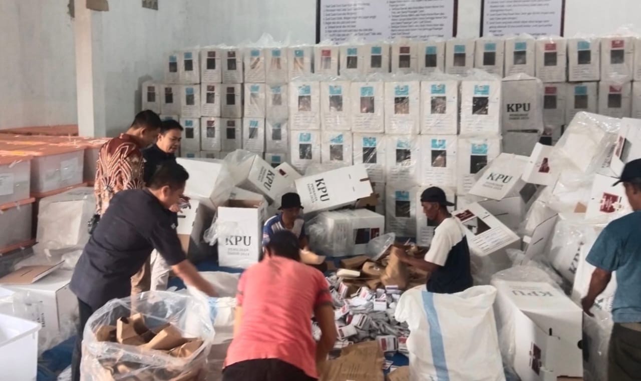 Polres Tanggamus Gelar Pengamanan Pengosongan Kotak Suara Pilkada 2024 KPU Tanggamus