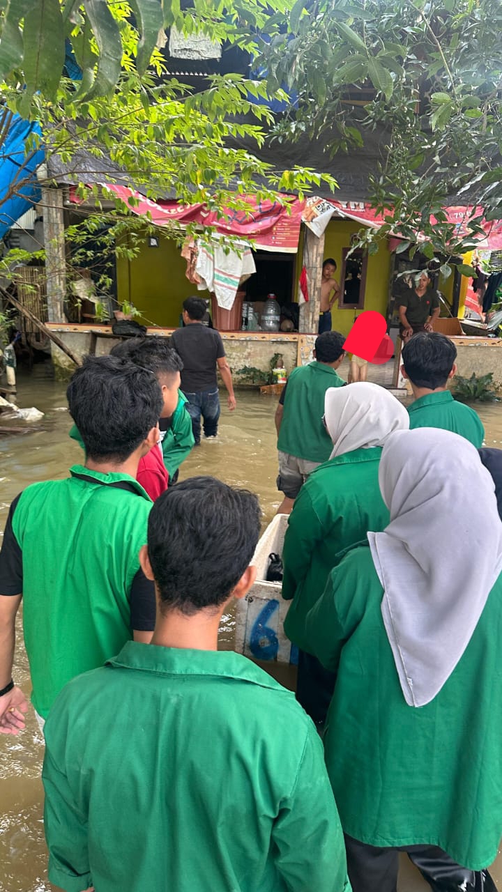 KKN Angkatan 76 UINAM Didampingi Karang Taruna Kelurahan Baju Bodoa Turun Langsung Bagikan Bantuan ke Warga Terdampak Banjir
