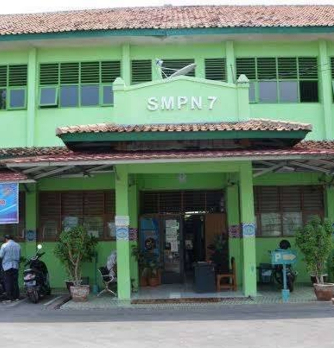 Kepsek SMP N 7 Kota Cirebon,Di Duga Panen Uang ,Tim Saber Pungli Harus Turun