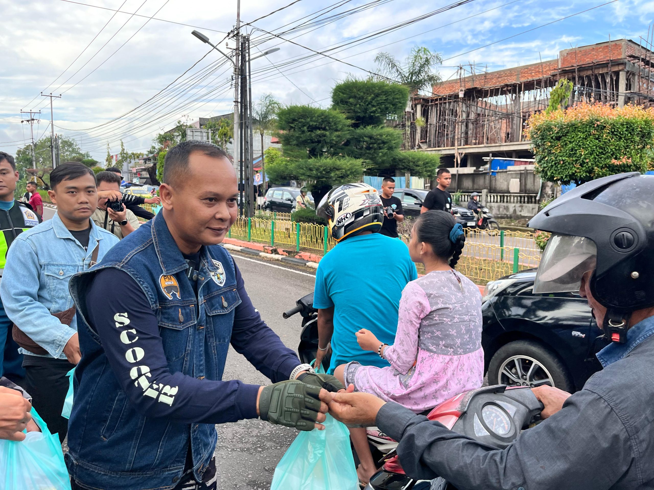 Aksi Humanis Komunitas Vespa Armada 1 Scooter, Berbagi Takjil di Tanjungpinang