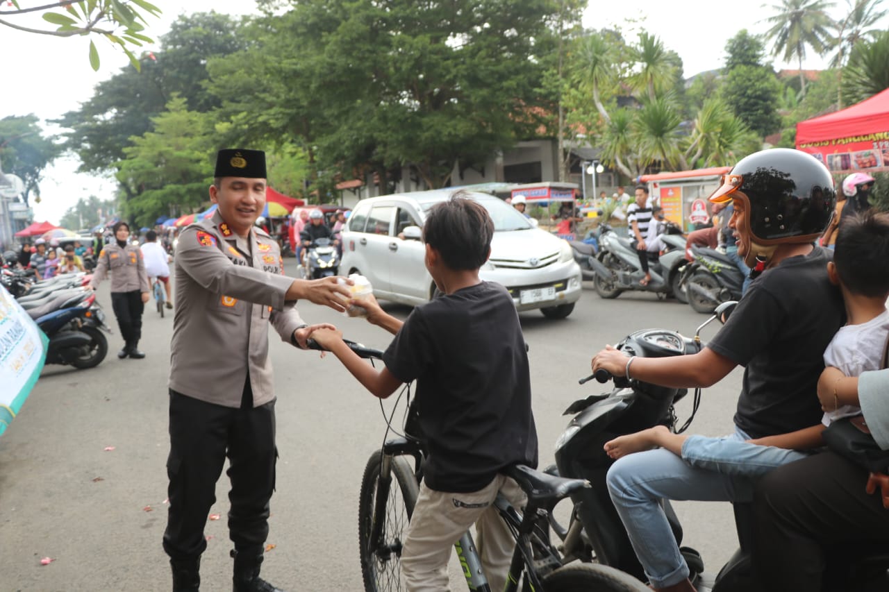 Indahnya Berbagi, Kapolres Lebak Bagikan Takjil ke Warga di Alun-alun Rangkasbitung