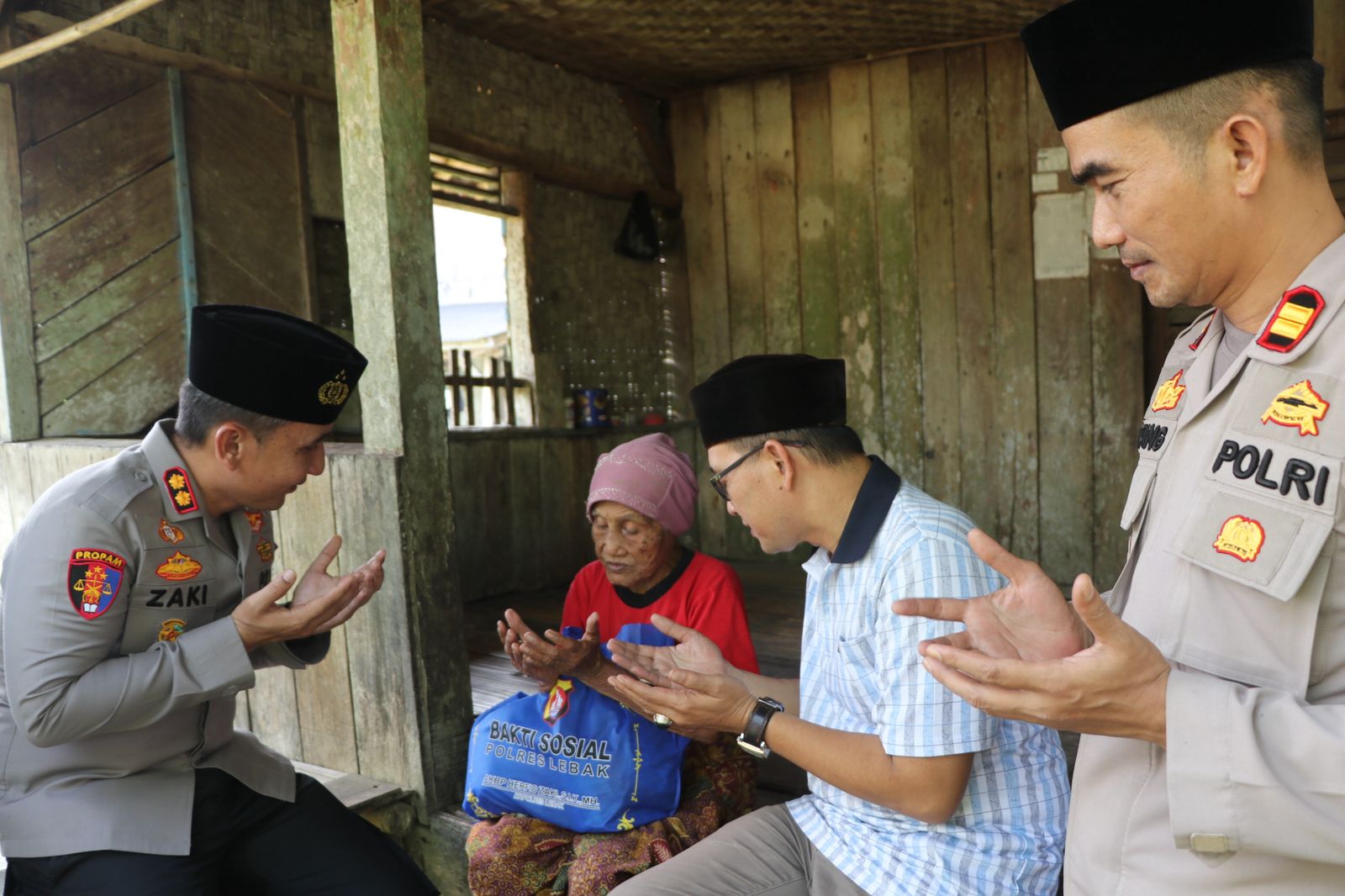 Ramadhan Berbagi, Kapolres Lebak Bagikan Baksos ke Para Lansia