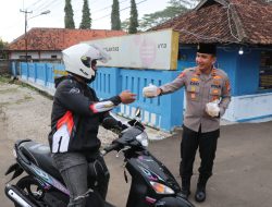 Jelang Buka Puasa, Kapolres Lebak Bagikan Takjil ke Warga
