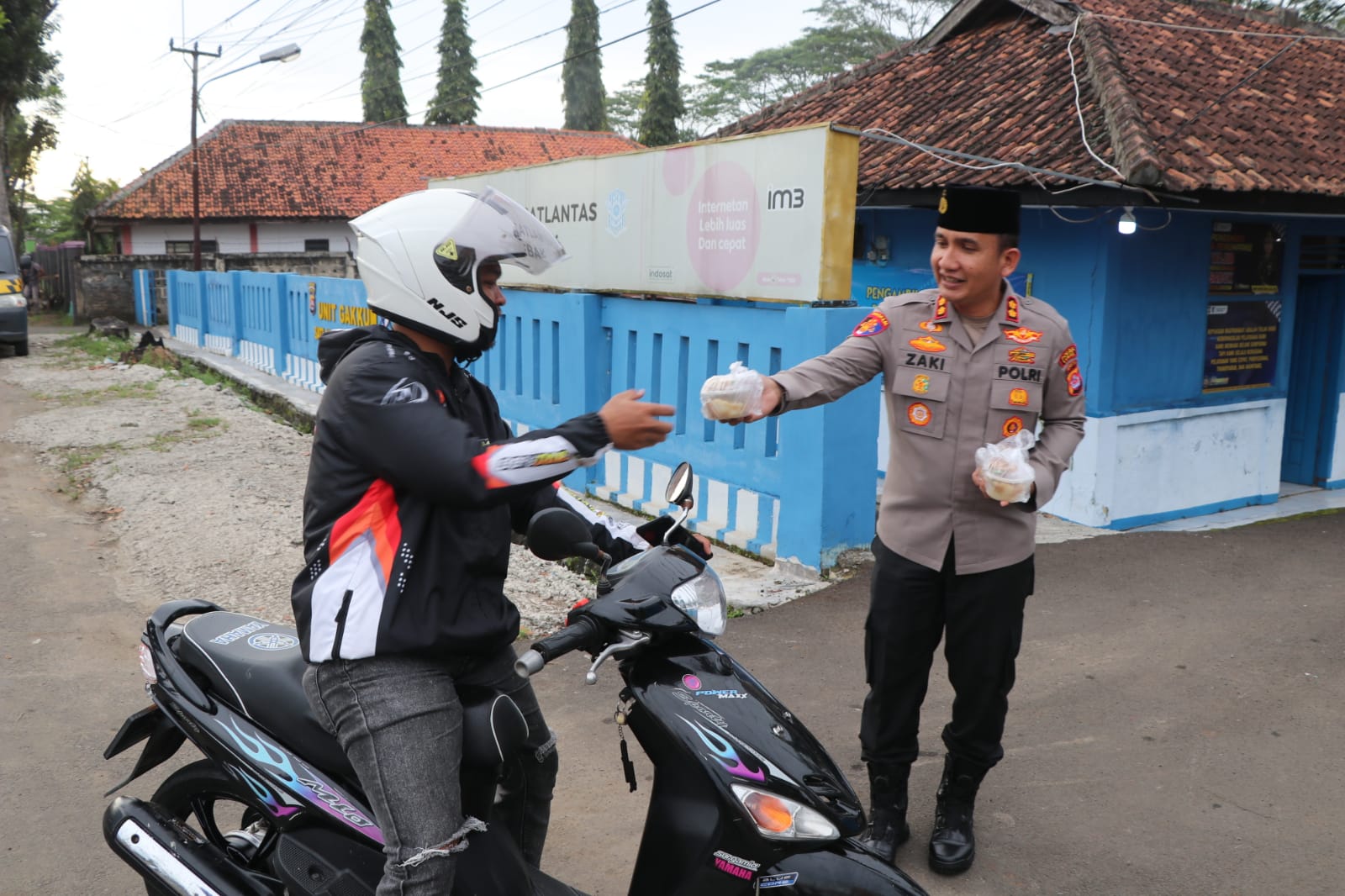 Jelang Buka Puasa, Kapolres Lebak Bagikan Takjil ke Warga