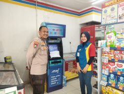 Anggota Polsek Rangkasbitung Polres Lebak Cek Mesin ATM Di Toko Indomart Jalan Siliwangi