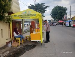 Anggota Polsek Rangkasbitung Polres Lebak Usai Gatur Lalin Sapa Pedagang Es Jagung
