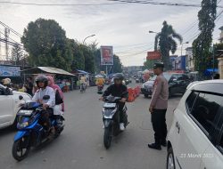 Anggota Polsek Rangkasbitung Polres Lebak Gatur Lalin Di Jalan RT.Hardiwinangun Jelang Buka Puasa
