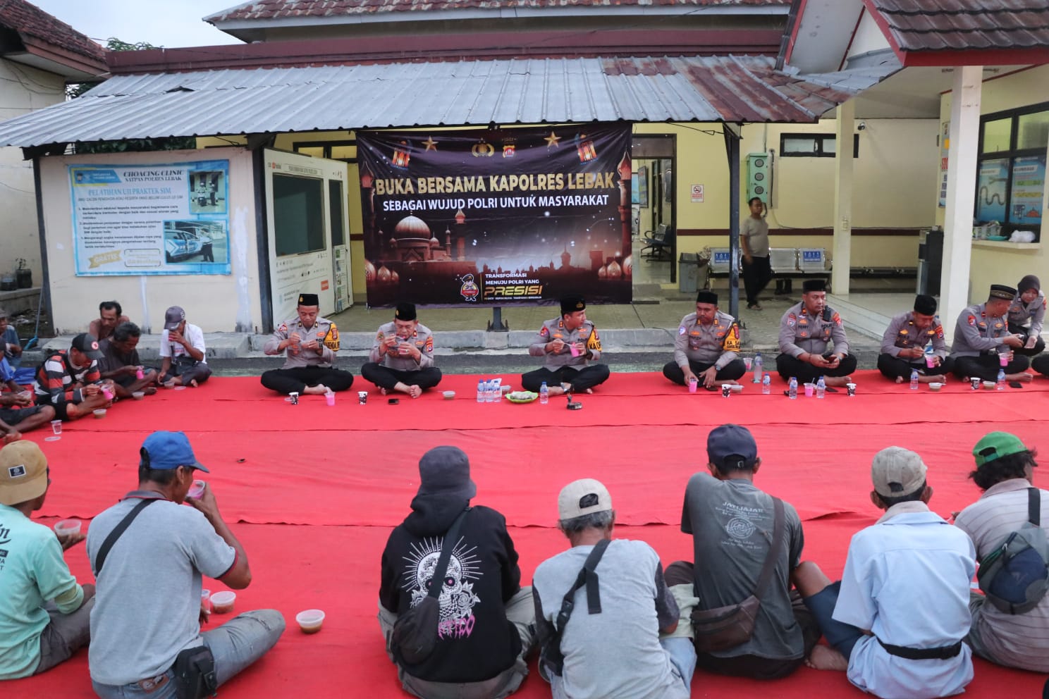 Berbagi Kebahagiaan, Kapolres Lebak Buka Puasa Bersama Tukang Becak