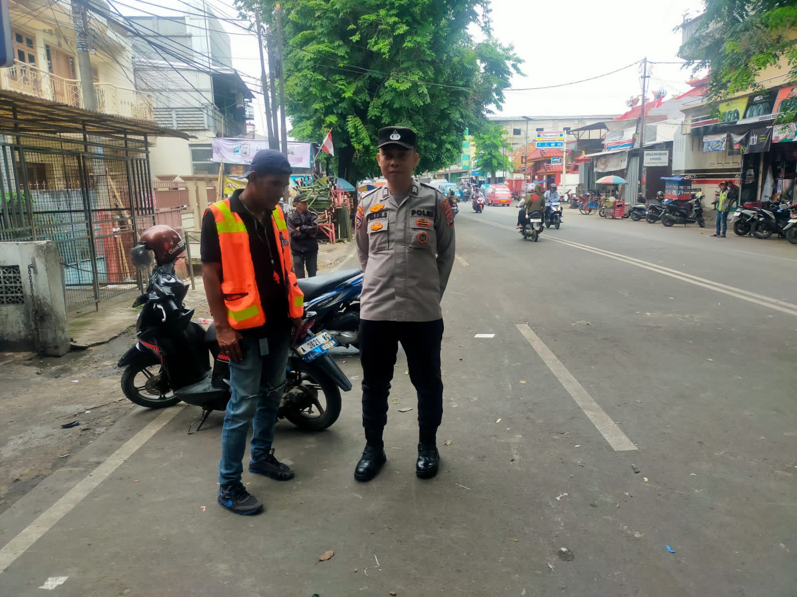 Bhabinkamtibmas Polsek Rangkasbitung Polres Lebak Sapa Jukir Sampaikan Pesan Kamtibmas