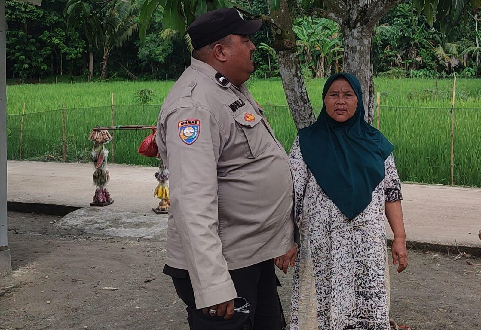 Bhabinkamtibmas Polsek Rangkasbitung Polres Lebak Temui IRT Di Kampung Cimesir Sampaikan Pesan Kamtibmas