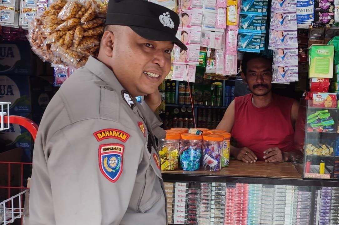 Bhabinkamtibmas Polsek Rangkasbitung Sambangi Pemilik Warung Sampaikan Pesan Kamtibmas