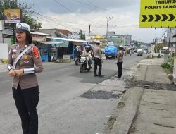 Kasat Lantas Polres Tanggamus Tinjau Pos Pelayanan, Berikan Pengaturan Lalu Lintas dan Imbauan kepada Pemudik