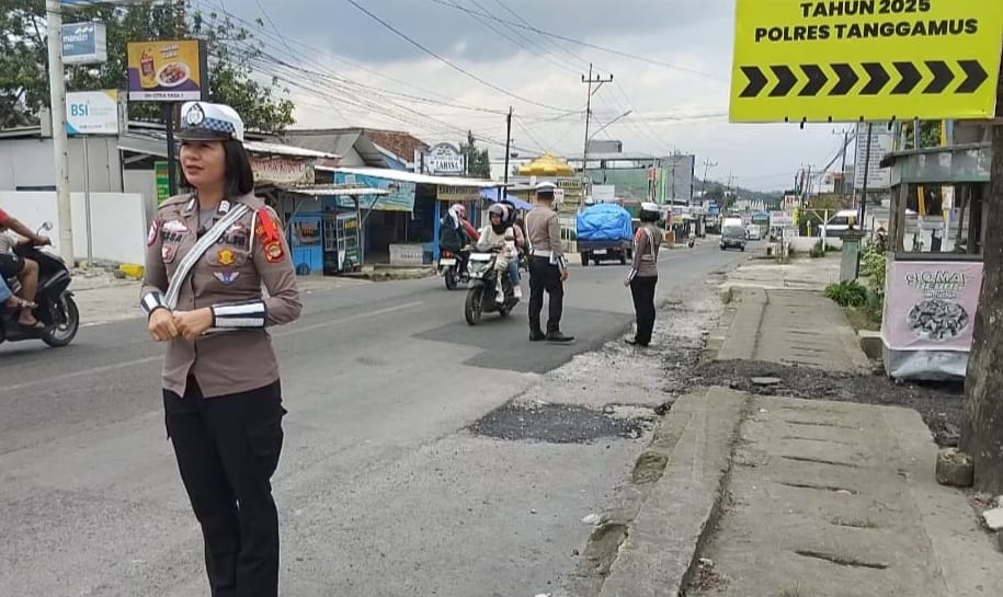 Kasat Lantas Polres Tanggamus Tinjau Pos Pelayanan, Berikan Pengaturan Lalu Lintas dan Imbauan kepada Pemudik