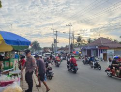 Anggota Polsek Rangkasbitung Polres Lebak, Sapa Pedagang Takjil Jelang Buka Puasa