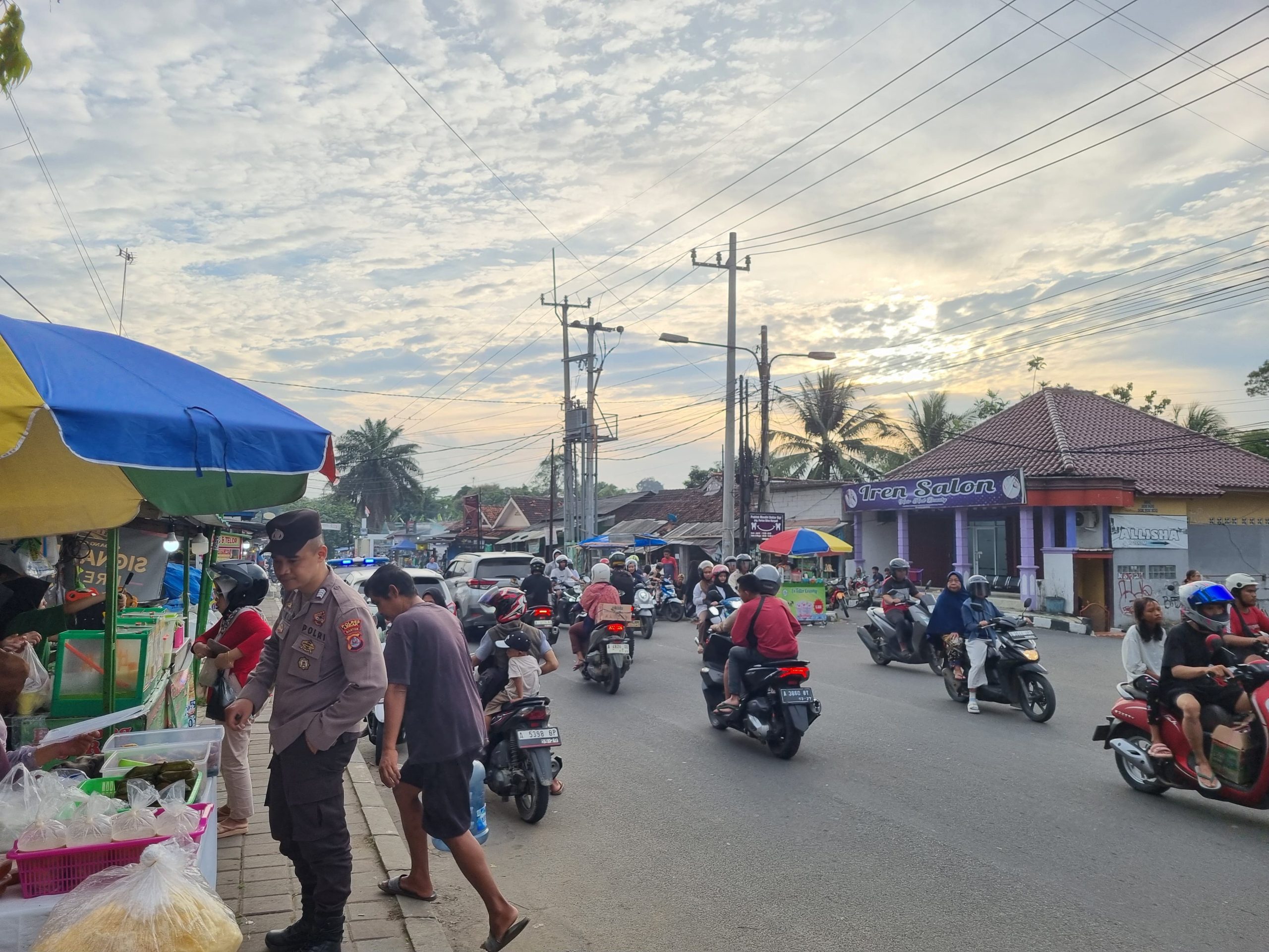 Anggota Polsek Rangkasbitung Polres Lebak, Sapa Pedagang Takjil Jelang Buka Puasa